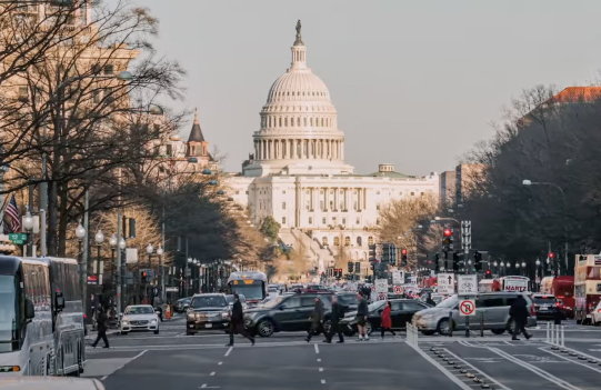 Der DevSecOps-Lebenszyklus – Planen, Programmieren, Erstellen, Testen, Freigeben, Bereitstellen, Betreiben und Überwachen – ist in einem Unendlichkeitssymbol angeordnet, das sich mit dem Sicherheitssymbol (Sicherheit und Compliance) überschneidet.